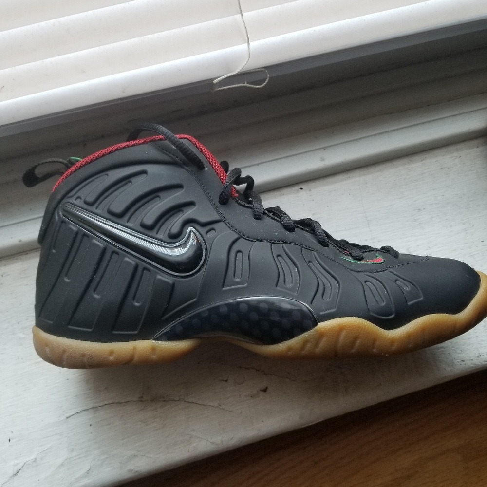 Sale !NIKE BASKETBALL SNEAKERS" Big Boys SIZE 4.5.